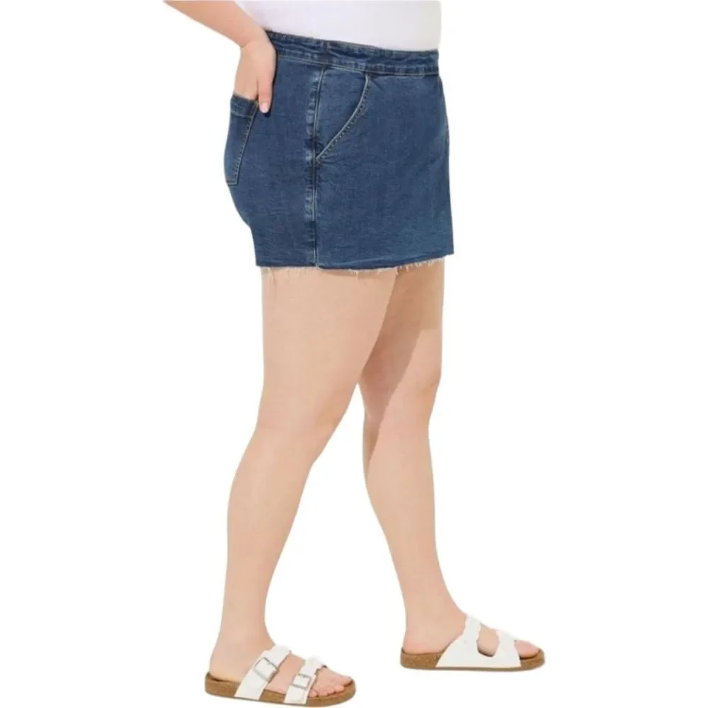 TORRID Plus Size Mid-Rise Vintage Stretch denim Skort. SIZE 22
